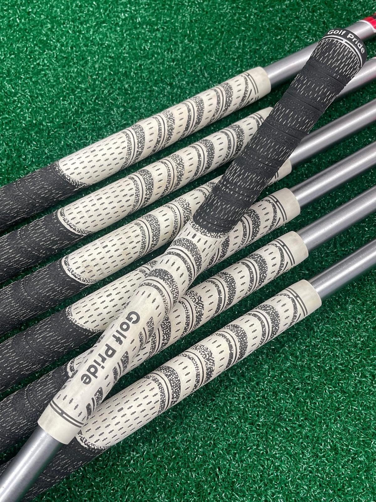 WILSON STAFF MODEL IRONS / 4-PW / KBS TOUR C-TAPER LITE 110 STIFF SHAFTS